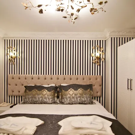 Отель Broken Column 4*