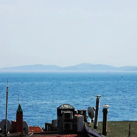 Hotel Broken Column 4*