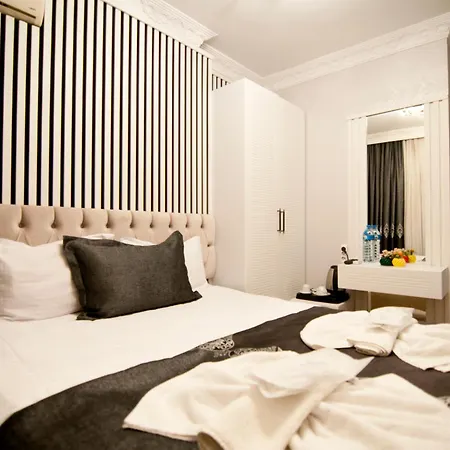 Broken Column Hotel 4*