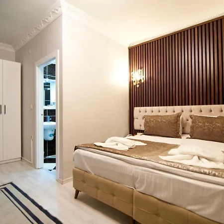 Broken Column Hotel 4*