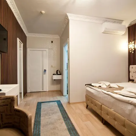 Hotel Broken Column 4*