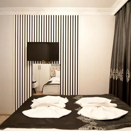 Broken Column Hotel 4*