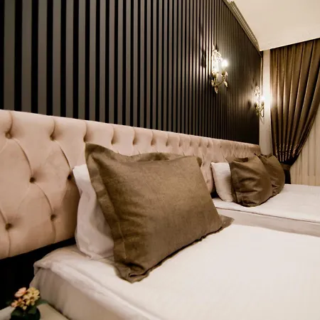 Hotel Broken Column 4*