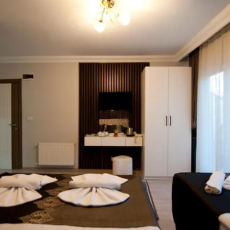 Broken Column Hotel 4*