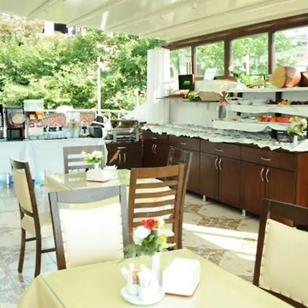 Hotel Broken Column 4*