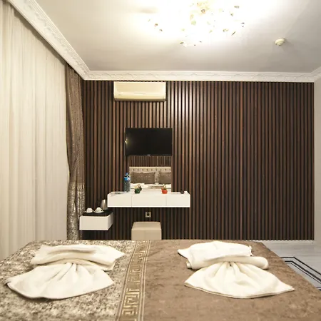 Hotel Broken Column 4*