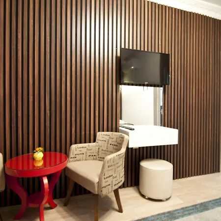 Hotel Broken Column
