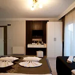 Broken Column Hotel 4*
